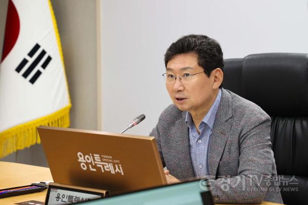 [크기변환]6-1. 7일 시청 영상회의실에서 열린 간부회의에서 이상일 시장이 발언하고 있다.jpg