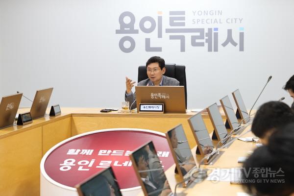 [크기변환]6-2. 7일 시청 영상회의실에서 열린 간부회의에서 이상일 시장이 발언하고 있다.jpg