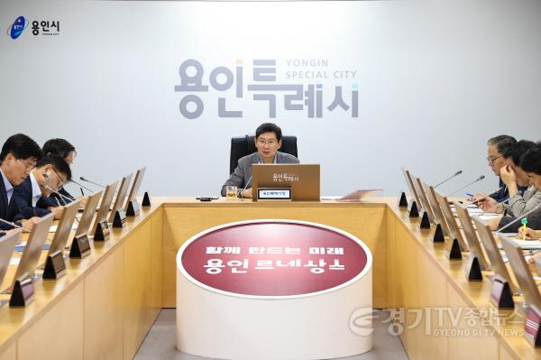 [크기변환]6-3. 7일 시청 영상회의실에서 열린 간부회의에서 이상일 시장이 발언하고 있다.jpg