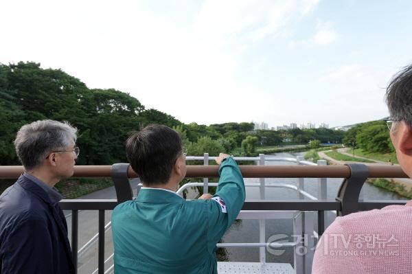 [크기변환]공보관-신상진 성남시장이 5일 탄천보도교를 방문해 현장점검을 벌이고 있다..jpg