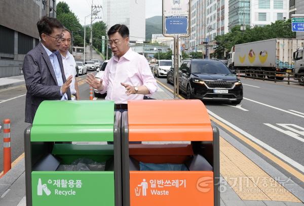 [크기변환]공보관-신상진 성남시장이 지난 6월 27일 거리에 설치한 쓰레기통에 대한 점검을 벌이고 있다..JPG