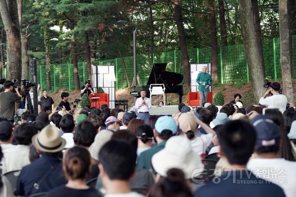 [크기변환]신상진 성남시장이 5일 오후 성남물빛정원에서 열린 첫 번째 시민 초청 음악회 금난새의 한여름밤 콘서트에서 인사말을 하고 있다..jpg