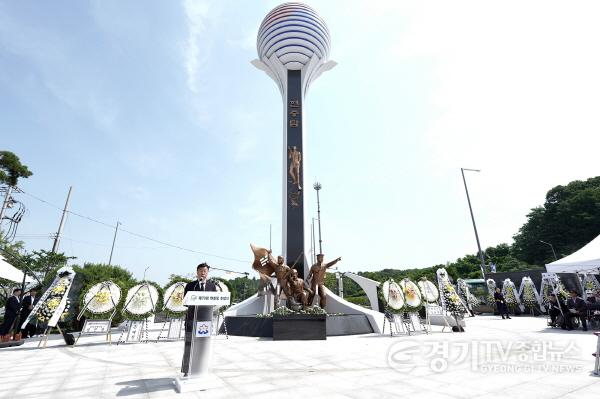 [크기변환]공보관-신상진 성남시장이 제70회 현충일을 맞이해 성남시청 내 부지로 새롭게 이전된 현충탑 앞에서 추념사를 낭독하고 있다..jpg
