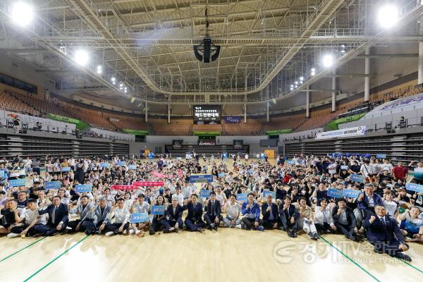 [크기변환]2.배드민턴 대회 참석자 전원 기념사진.jpg