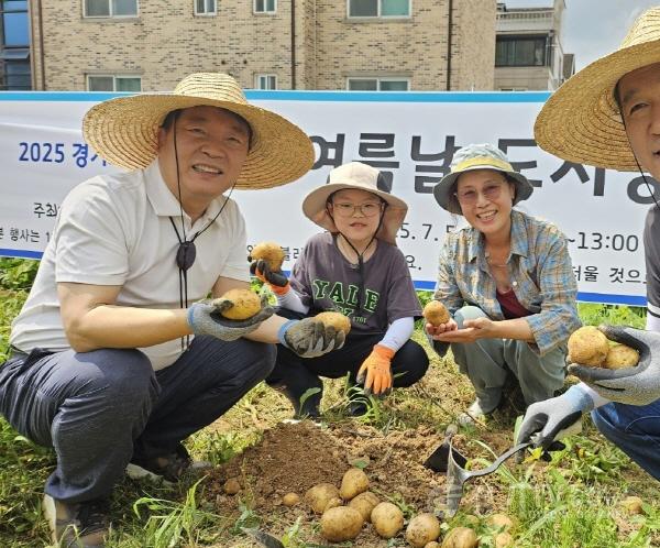 [크기변환]250707 방성환 의원, “도시와 농촌 연결하는 텃밭의 힘...생태감수성과 공동체 회복의 장 되길” (2).jpg