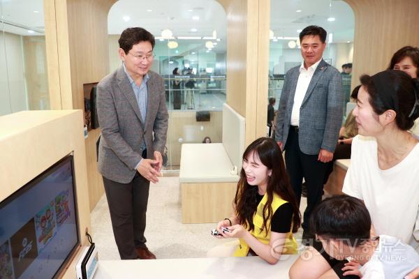 [크기변환]8-3. 7일 개관식 후 이상일 시장이 시설을 둘러보고 있다..jpg