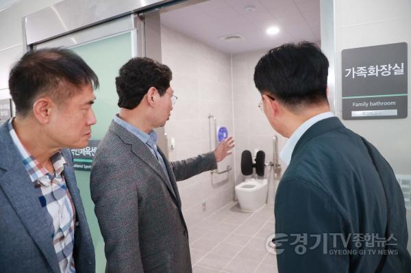 [크기변환]8-4. 7일 개관식 후 이상일 시장이 시설을 둘러보고 있다..jpg