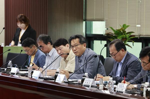 [크기변환]5-2. 8일 화성특례시 AI 정책분야별 전문가 자문회의에 참석한 김충환 경기도청 전문위원이 발언하고 있다.jpg