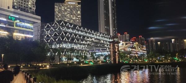 [크기변환](보도사진) 동탄 호수공원 주차타워 운영 개시…시민 휴식과 주차난 해소 기대.jpg