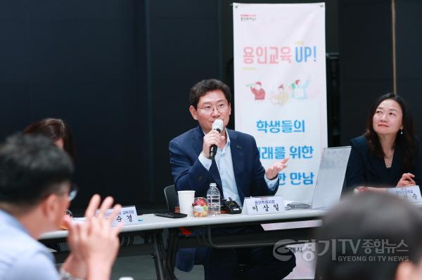 [크기변환]8-2. 9일 기흥구 중동 용인미디어센터에서 이상일 시장이 기흥구 지역 초등학교 교장들과 교육환경 개선을 위한 간담회를 열고 의견을 나눴다..jpg