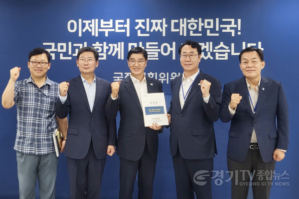 [크기변환]정명근 특례시시장협의회장(오른쪽 두번째)이 9일 이해식 국정기획위원회 정치행정분과장(중앙)에게 특례시지원특별법(안)의 신속한 제정을 촉구하는 건의문을 전달하고 기념 촬영을 하고 있다.&nbsp;.png