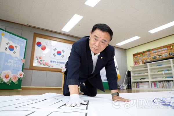 [크기변환]1.광복 80주년 기념 태극기 손도장 찍기 행사 참석.jpg