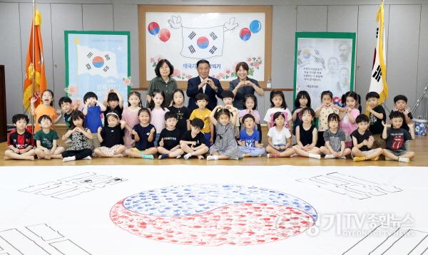 [크기변환]2.광복 80주년 기념 태극기 손도장 찍기 행사(단체사진).jpg