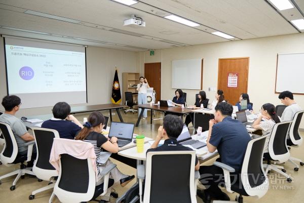 [크기변환]사진3. 용인특례시의회는 지난 8일 시청 4층 다목적회의실에서 ‘생성형 AI와 영상 편집 기술을 활용한 홍보 콘텐츠 제작실습 교육’을 했다..jpg