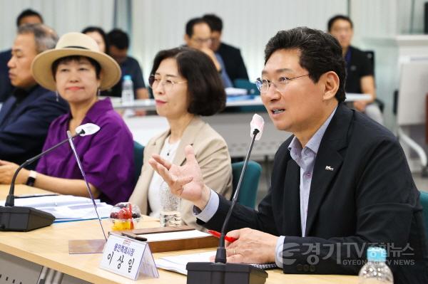 [크기변환]6-2. 이상일 시장은 8일 처인구 초등학교 28개교 학교장들과 간담회를 열고 각 학교의 현안과 건의사항을 청취했다.jpg