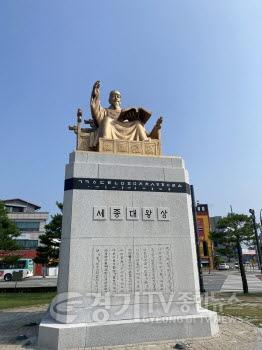 [크기변환]02-세종대왕 동상, 검은빛 걷어내고 황금빛 위엄 되살아나다.jpeg
