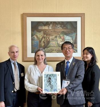 [크기변환]2. 특별전_한양의 수도성곽_전시협약 체결식 MPR-GGCF (왼쪽부터 장 프랑수아 펠레트 사무총장_이사벨 워모스 관장).jpg