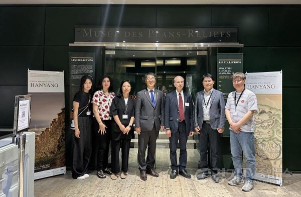 [크기변환]3. 전시장 입구모습(앵발리드 내 입체모형박물관 장 프랑수아 펠레트 사무총장과 함께).jpg