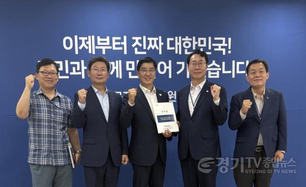 [크기변환]1. 이상일 용인특례시장(왼쪽 두번째)은 9일 국정기획위원회를 방문해 특례시 지원에 관한 특별법 제정 촉구 건의문을 전달했다.jpg