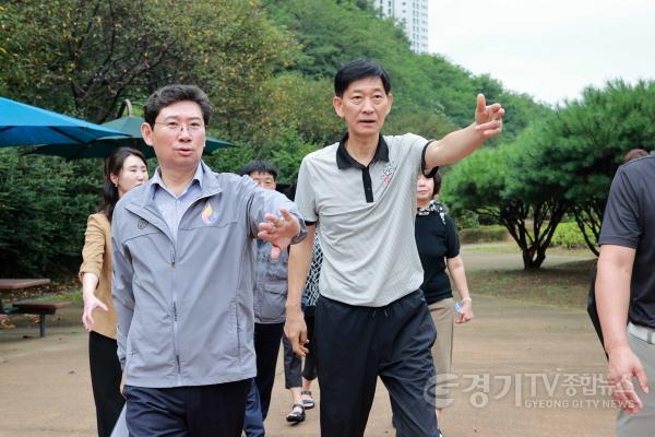 [크기변환]2-1. 이상일 용인특례시장이 지난해 9월 13일 광교숲속마을 쉼터를 방문해 주민의견을 청취하고 있는 모습.JPG