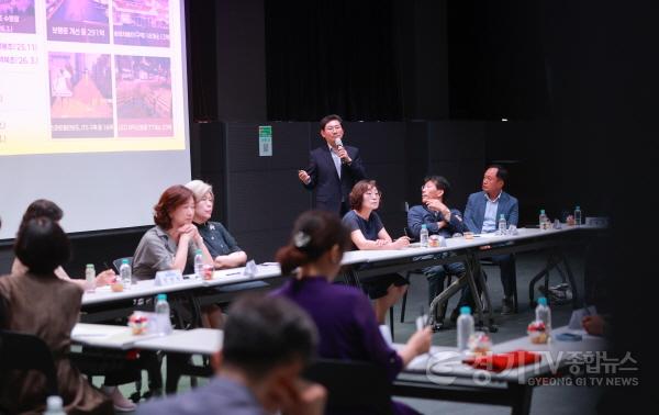 [크기변환]10-3. 11일 용인미디어센터에서 열린 중학교 학교장 간담회에 참석한 이상일 시장이 발언하고 있다.jpg