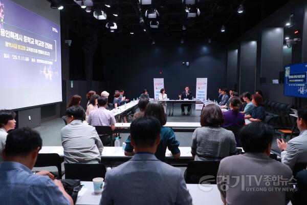 [크기변환]10-4. 11일 용인미디어센터에서 열린 중학교 학교장 간담회에 참석한 이상일 시장이 발언하고 있다.jpg