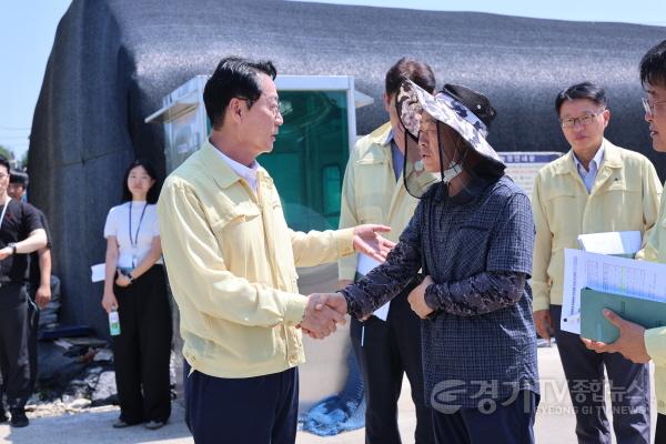 [크기변환]5-2. 정명근 화성특례시장이 11일 남양읍 소재 닭 사육 농가를 찾아 폭염으로 인한 고충을 청취하고 있다 .jpg