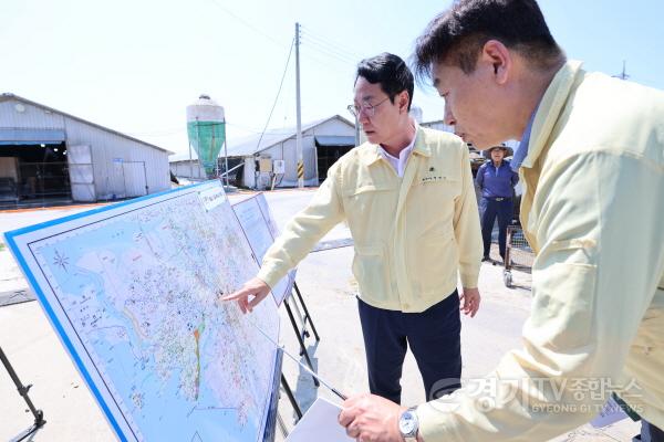 [크기변환]5-3. 정명근 화성특례시장이 11일 남양읍 소재 닭 사육 농가에서 축산농가 현황보고를 받고 있다.jpg