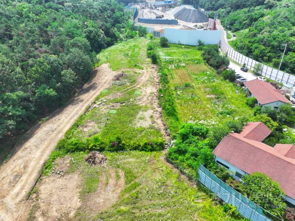 [크기변환]8-3. 용인특례시가 구성적환장 인근에 환경미화원 휴게실과 종량제 봉투 보관창고  주차장 등을 조성할 대상 부지 전경.JPG