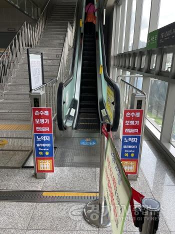 [크기변환]1-1. 용인특례시는 7월 중 용인경전철 안전시설 보강 사업을 추진한다. 해당 사진은 용인경전철 내부 승강설비 이용 안내 표지.jpg