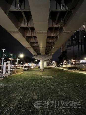 [크기변환]1-2. 용인특례시는 지난 4월 기흥역 하부 공간에 미디어월, 조아용 포토존, 경관조명 등을 설치했다.jpg