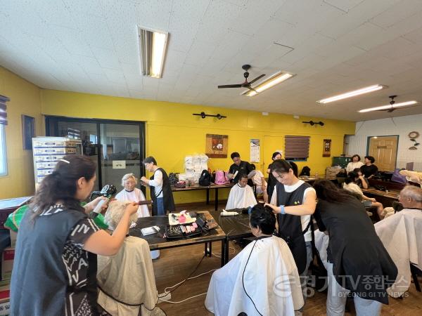 [크기변환]6-1. 용인평생학습관은 상반기 재능나누미 수강생들이 봉사활동을 진행했다.jpg