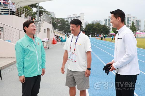 [크기변환]9. 이상일 시장이 지난 5월 29일 구미에서 열린 아시아육상경기선수권대회를 찾아 우상혁 선수를 격려하는 모습.jpg