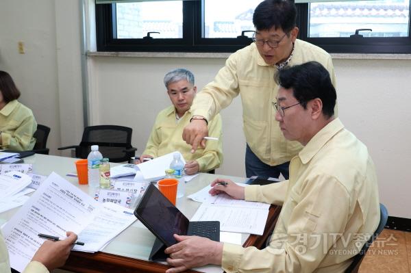 [크기변환]1-2 정명근 화성특례시장과 안전건설국장이 폭염 대응자료를 검토하며 의견을 나누고 있다.jpg