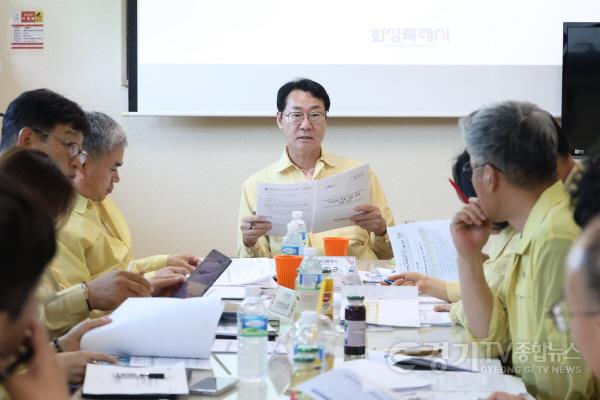 [크기변환]1-3 정명근 화성특례시장이 전 부서 협업과 현장점검 강화를 폭염 대응을 강조하고 있다 .jpg