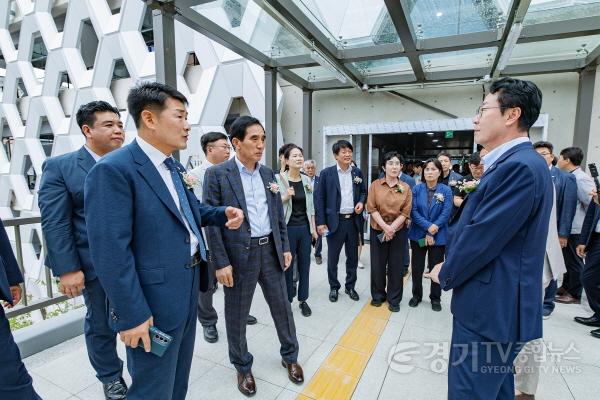 [크기변환]2.배정수의장과 정명근시장 대화모습.jpg