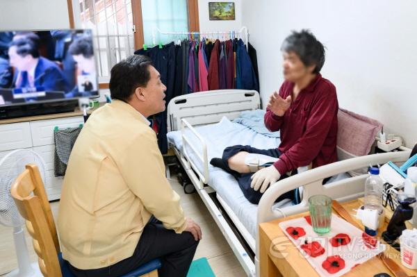 [크기변환]사진1) 이재준 수원시장, “무더위 쉼터 현장 방문해 운영 상황 꼼꼼하게 점검하라”.jpg