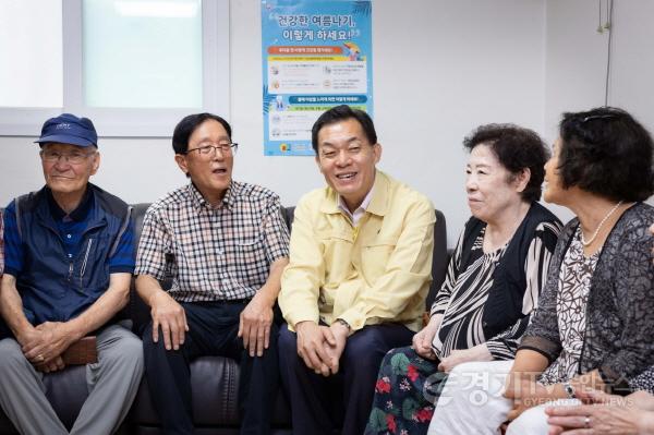 [크기변환]사진2) 이재준 수원시장, “무더위 쉼터 현장 방문해 운영 상황 꼼꼼하게 점검하라”.jpg