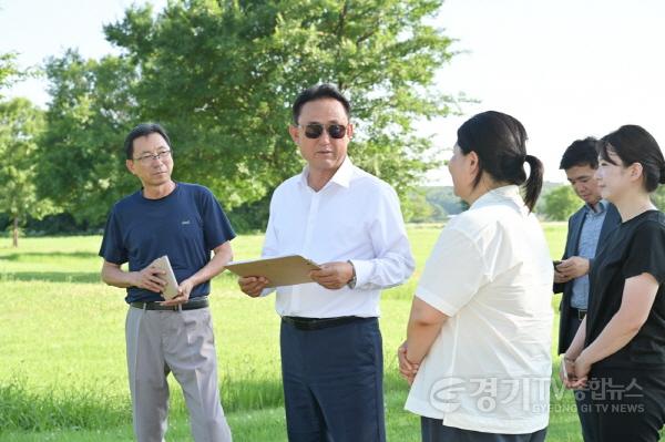 [크기변환]03-이충우 시장, 시민건강도시 맨발걷기로 함께해요.jpg