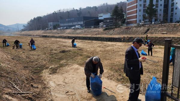 [크기변환]1-1. 용인특례시가 처인구 원삼면과 백암면의 핵심 수계인 청미천 수질개선 종합계획을 수립했다. 사진은 청미천의 환경정화 활동 모습..jpg