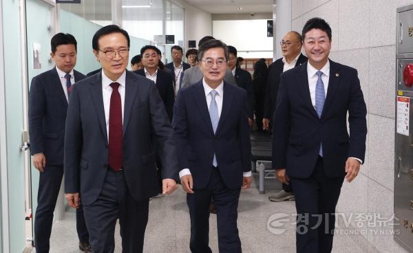 [크기변환]250715 김진경 의장, 김동연 지사·임태희 교육감과 ‘협치’ 결과 함께 살펴 (1).jpg
