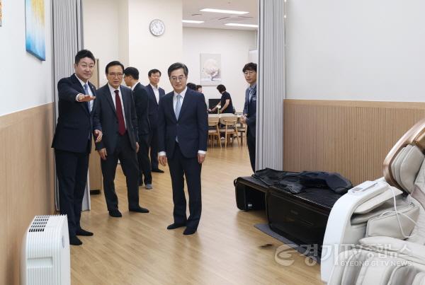 [크기변환]250715 김진경 의장, 김동연 지사·임태희 교육감과 ‘협치’ 결과 함께 살펴 (2).jpg