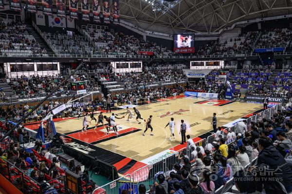 [크기변환]1-6. 수원시-프로구단 ‘팀워크’로 지역상생 ‘득점’.jpg