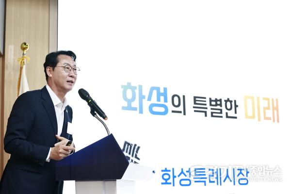 [크기변환]1-2 정명근 화성특례시장이 발표를 하고 있다.jpg