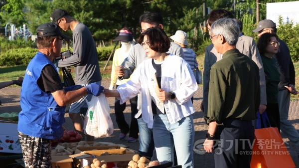 [크기변환]1-2. (농축산유통과)사진(새벽시장+방문).jpg