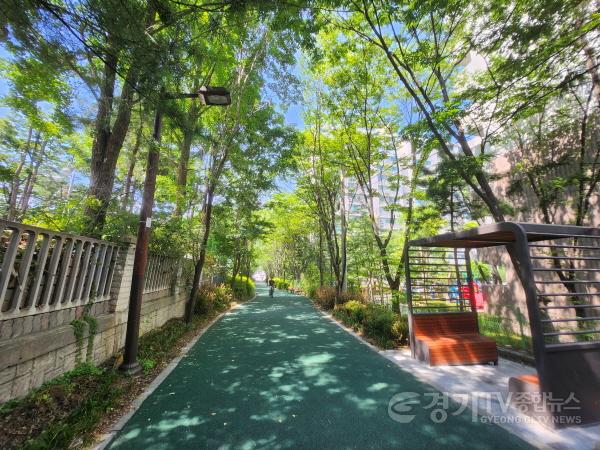 [크기변환]5-1. 용인특례시 수지구 수지중·풍덕초 통학로에 노후 바닥을 교체하고 지붕 있는 벤치를 설치해 시민 휴식 공간을 마련.jpg