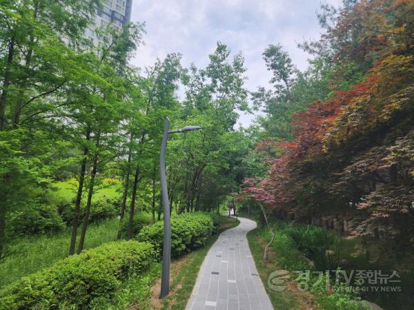 [크기변환]5-2. 용인특례시 수지구 상현동 광교숲속마을 카페거리 보행자도로에 야간 보행을 위한 조명을 설치했다.jpeg