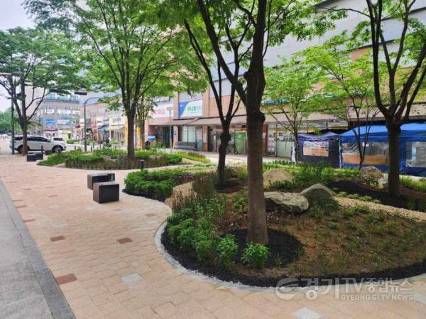[크기변환]5-3. 용인특례시 수지구 상현동 광교숲속마을 카페거리 보행자도로의 노후 바닥과 수목 보호틀을 교체하고 화단을 정비했.jpeg