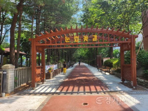 [크기변환]5-4. 용인특례시 수지구 풍덕천동 776번지 눈썹꽃길 보행자도로의 노후 보도블럭과 부식된 문주를 교체했다.jpg