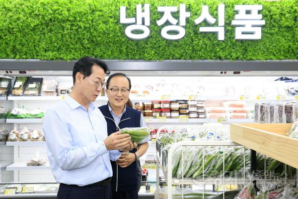 [크기변환]10-1. 정명근 화성특례시장이 16일 로컬푸드 직매장 유앤아이점을 방문해 판매 중인 지역 농산물을 살피고 있다..jpg
